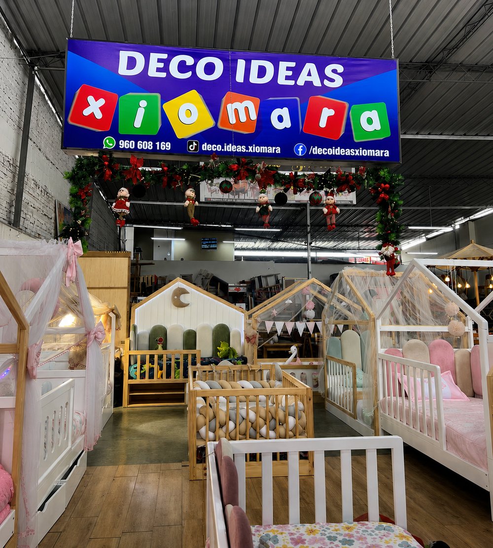 Interior del showroom Deco Ideas Xiomara con camas Montessori exhibidas